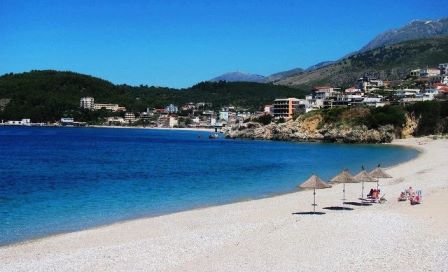 Qeveria terhiqet nga premtimi per TVSH 10 per qind ne turizem, fiton FMN